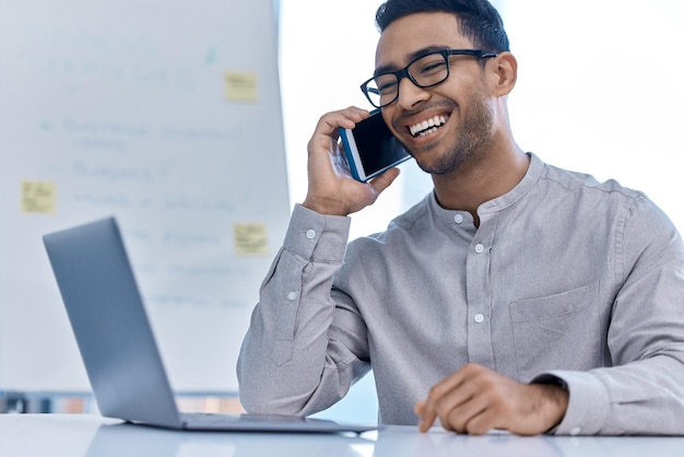 Comunicación de empresario cómico hablando y llamada móvil en un teléfono en una computadora de oficina Llamada telefónica de trabajador de hombre de negocios corporativo de trabajo feliz y divertido con una sonrisa en un descanso de trabajo