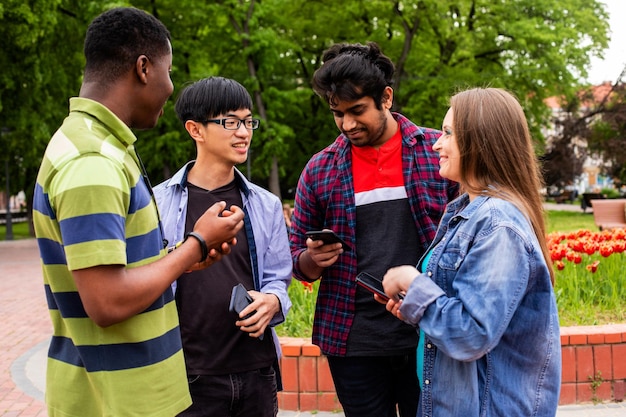 Comunicación sin fronteras entre alegres estudiantes multiétnicos