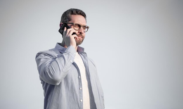 Comunicación del hombre de gafas hablando por teléfono el hombre hablando por teléfono la comunicación del hombre hablando