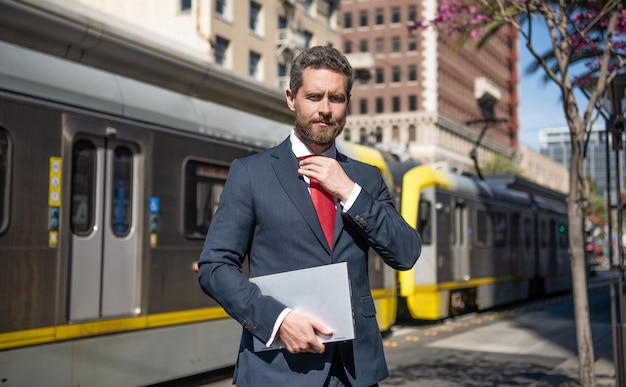 Comunicación informática empresarial moderna para empresarios en la estación de metro independiente