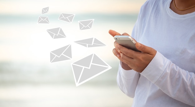 La comunicación en línea por correo electrónico se puede realizar en cualquier lugar y en cualquier momento