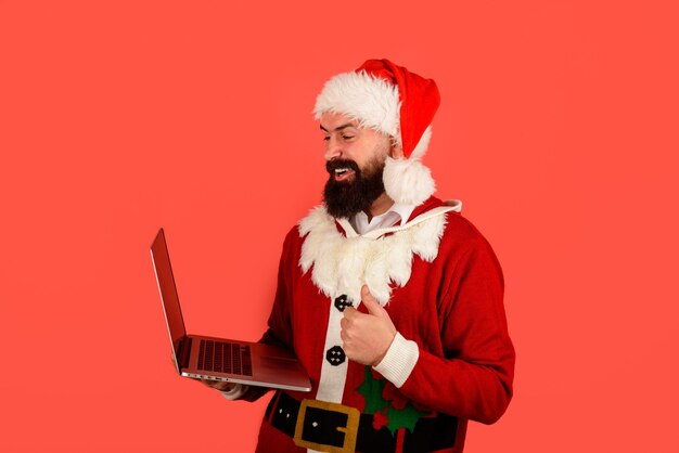 Comunicación santa claus con laptop muestra signo ok compras navideñas hombre barbudo con gorro de Papá Noel con