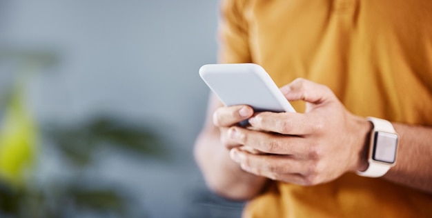 Foto comunicación telefónica y manos del hombre que escribe redes y busca la aplicación del sitio web o la url de las redes sociales en línea maqueta de internet teléfono inteligente móvil y persona que envía mensajes de texto o contacta al usuario del teléfono celular