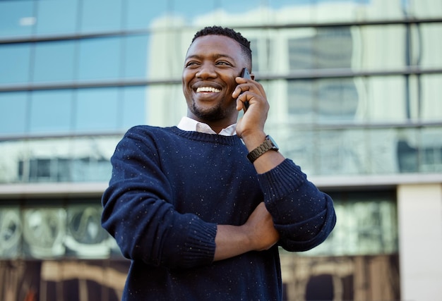 Comunicación telefónica y trabajo en red con un hombre de negocios hablando en una llamada fuera de la ciudad en el día Motivación de la visión y conversación para el desarrollo del crecimiento y el futuro de su empresa
