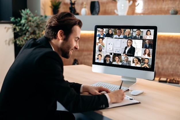 Comunicación por videoconferencia de información financiera Un hombre de negocios inteligente sentado en el cargo realiza una lluvia de ideas con un equipo de negocios multirracial discutiendo la estrategia financiera y analizando los riesgos