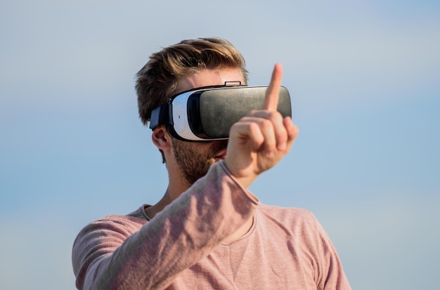 Comunicación VR El hombre explora el fondo del cielo VR Tecnología VR y futuro Impresiones emocionantes Control de gestos Visualización 3d Juegos y entretenimiento Interacción con la superficie digital