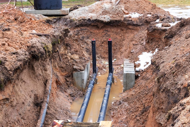 Foto comunicações subterrâneas tubulações de aquecimento em bandejas de concreto armado as bandejas de concreto armado para a colocação de comunicações são colocadas na vala escavada