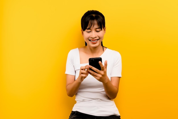 Comunicar-se online Falar para trabalhar online Ligar online Mulheres jovens usam telefones celulares para comunicação online e trabalho online na vida diária