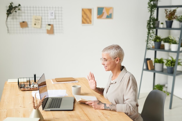 Comunicarse con un colega a través de la aplicación de videoconferencia