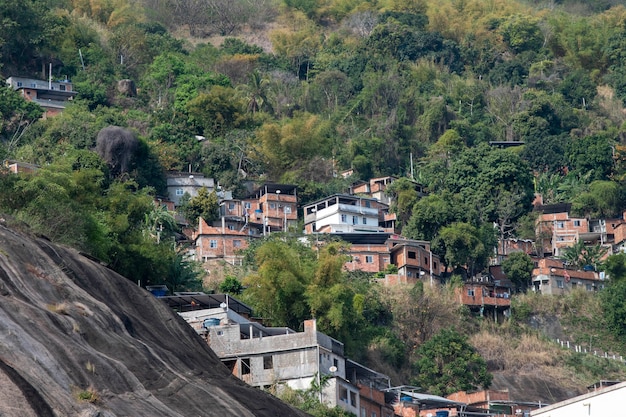 Comunidad pobre (favela) en la ciudad de Río de Janeiro en la ladera, cerca del bosque