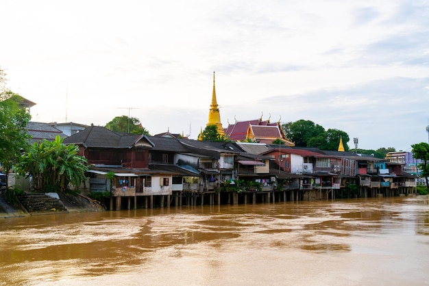 Comunidade à beira-mar de Chantaboon em Chanthaburi na Tailândia