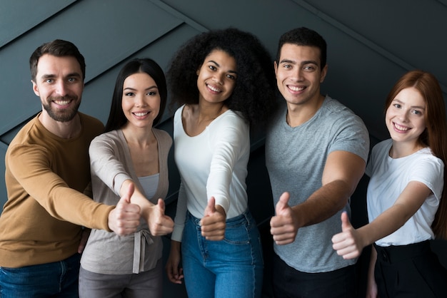 Foto comunidade de jovens positivos sorrindo