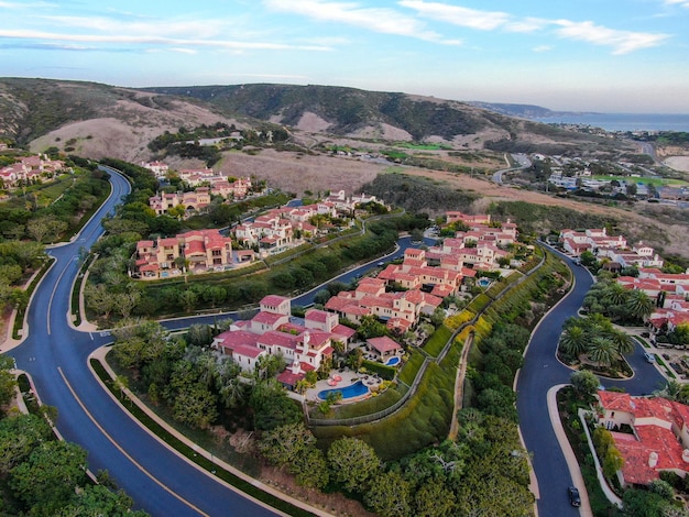 Comunidade do bairro Crystal Cove na costa de Newport antes do pôr do sol Grande vivenda de luxo com piscina