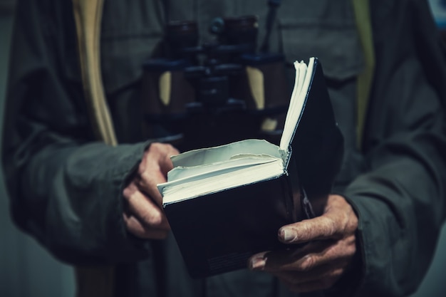 Comunismo homem lendo livro antigo