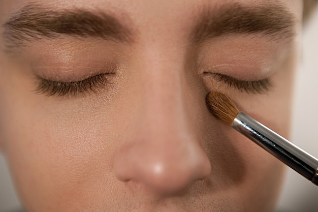 Concealer auftragen, um dunkle Ringe unter den Augen abzudecken