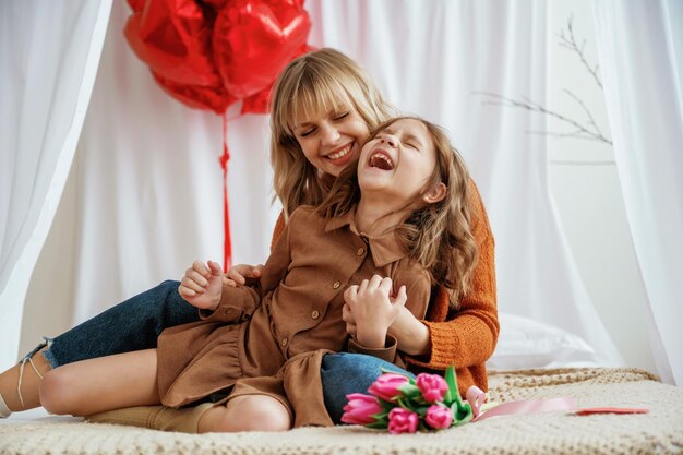 Conceição de cuidados Festa do Dia da Mãe com presente Mãe com filha está em casa