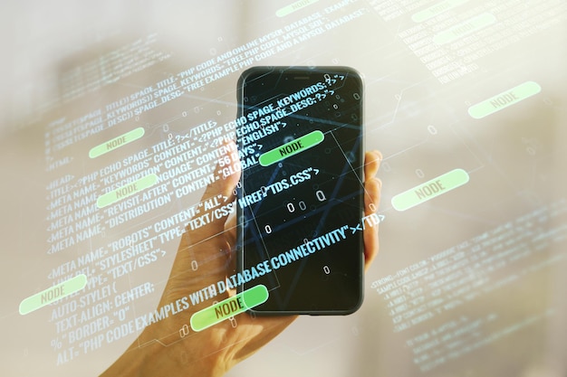 Conceito abstrato de codificação criativa e mão com telefone em segundo plano Multiexposição