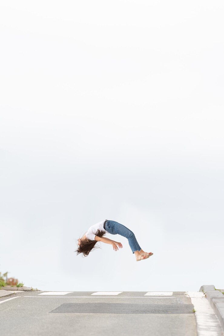 Foto conceito abstrato de morte de pedestres por acidente de carro ou acidente de trânsito. a alma ou espírito de uma mulher levitando para o céu na estrada. composição mínima com espaço de cópia.
