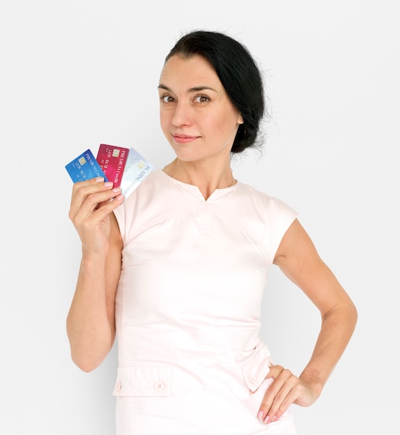 Conceito adulto dos cartões de crédito da posse das mulheres