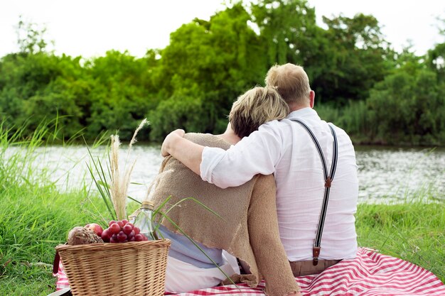 Conceito adulto superior do piquenique da unidade romântica do amor dos pares