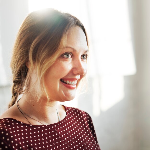 Conceito alegre bonito de sorriso alegre da mulher de negócios