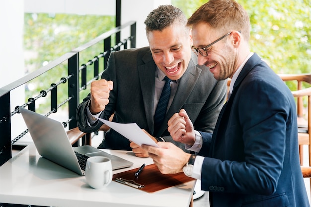 Conceito alegre do gesto dos homens de negócios do sucesso