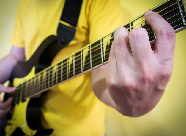 conceito amarelo: homem tocando violão