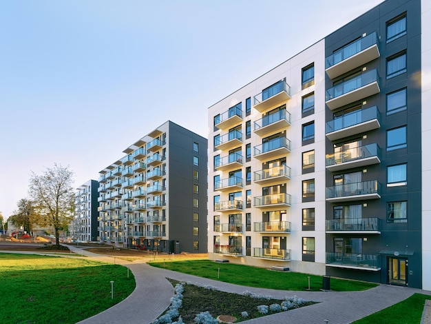 Conceito ao ar livre do edifício residencial do novo apartamento. Rua e fundos.