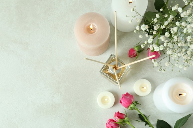 Conceito aromático com difusor, flores e velas