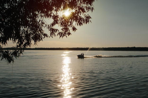 Conceito ativo de férias de verão Silhueta de pessoas irreconhecíveis andando de jet ski na água ao pôr do sol ao ar livre