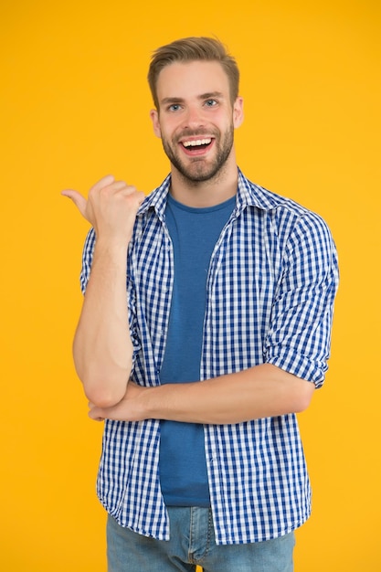 Conceito casual Roupa diária Loja de roupas modelo de homem Boa ideia Humor positivo e bom Humor alegre O homem fica bonito no estilo casual Cara com cerdas roupas casual Homem bonito