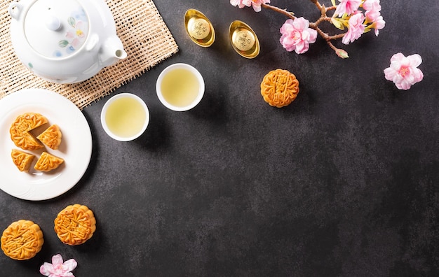 Conceito chinês do Festival MidAutumn feito de chá de bolos da lua e flor de ameixa Os caracteres chineses FU no artigo referem-se a fortuna boa sorte riqueza fluxo de dinheiro