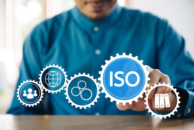 Conceito com gerente ou auditor Processo de certificação ISO e gestão da qualidade para negócios Certificado pela International Standard Organization Conceito de padronização e certificaçãox9