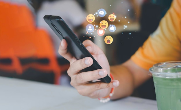 Conceito com ícones de notificação de como ser happyxa e interações de mídia social no celular mensagem e-mail comentário empresário mãos segurando dispositivo internet marketing digital