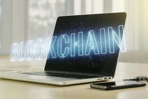 Conceito criativo da tecnologia blockchain em transferências de dinheiro digital de fundo de laptop moderno e conceito de descentralização Multiexposição