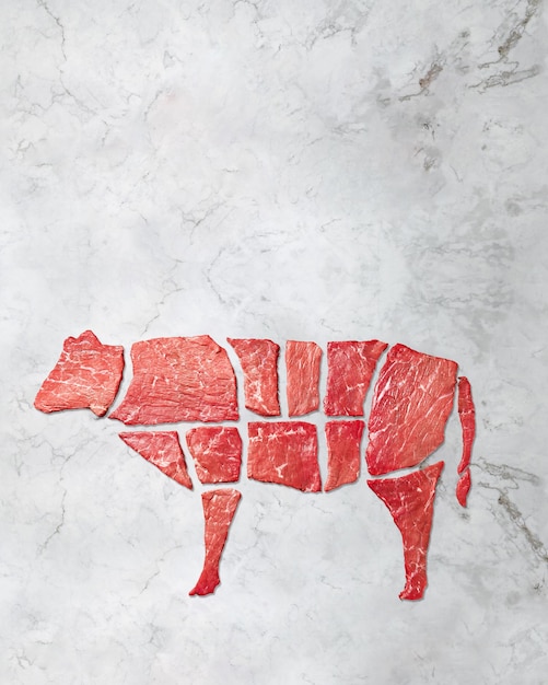 Conceito criativo de carne bovina em mármore branco vista superior