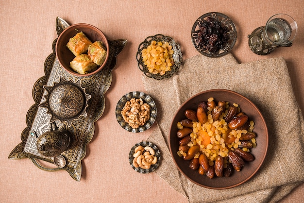 Foto conceito criativo de comida árabe para o ramadã