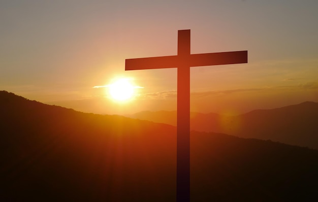 Conceito cristão, a cruz de Jesus Cristo no fundo, na religião do pôr do sol