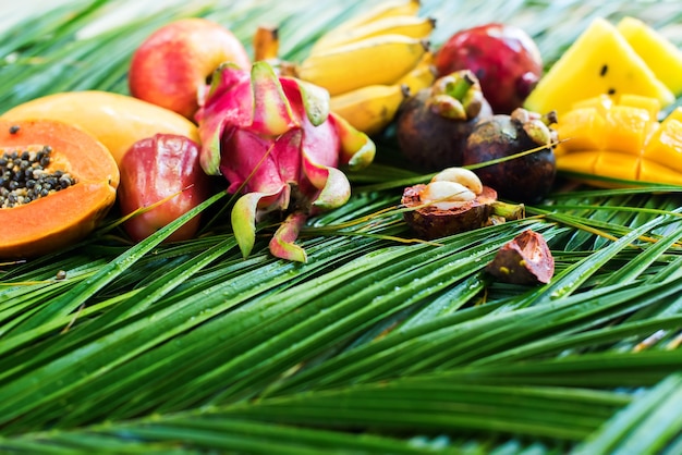 Conceito cru da dieta comer diferente dos frutos tropicais