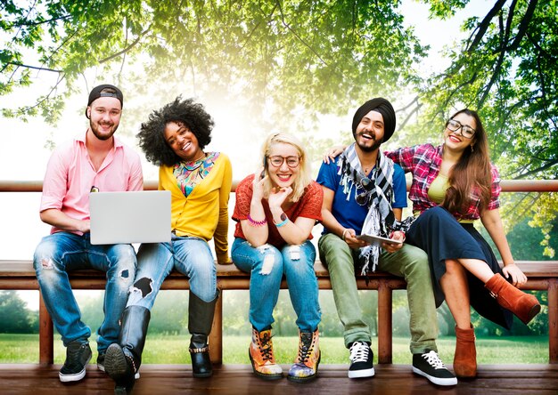 Conceito da equipe da amizade dos amigos dos adolescentes da diversidade