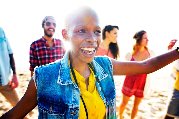 Foto conceito da felicidade do partido da praia dos amigos dos adolescentes