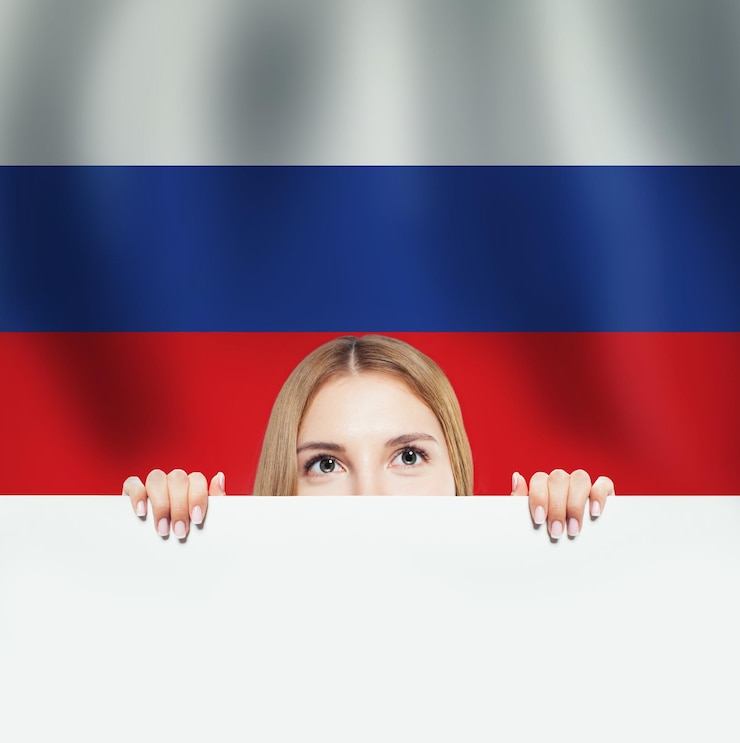 Foto conceito da rússia com estudante mulher feliz com bandeira branca no