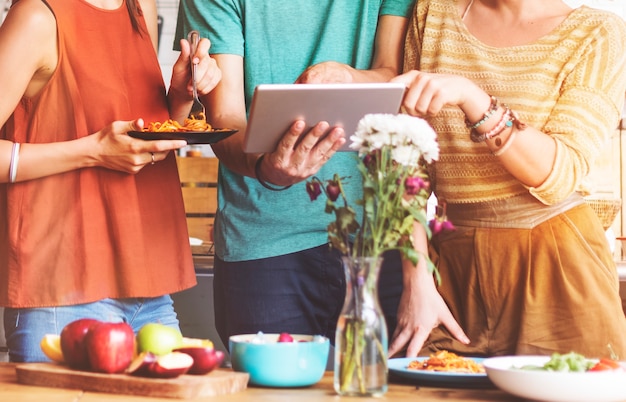 Conceito da tecnologia da tabuleta de Digitas do alimento da unidade da amizade