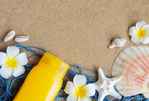 Conceito da viagem de verão com estrela de peixe e conchas do mar no fundo de areia