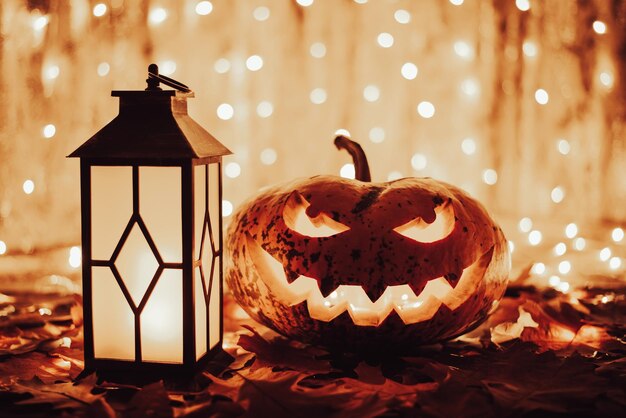 Conceito de abóbora de halloween Linda abóbora com lanterna nas folhas de outono
