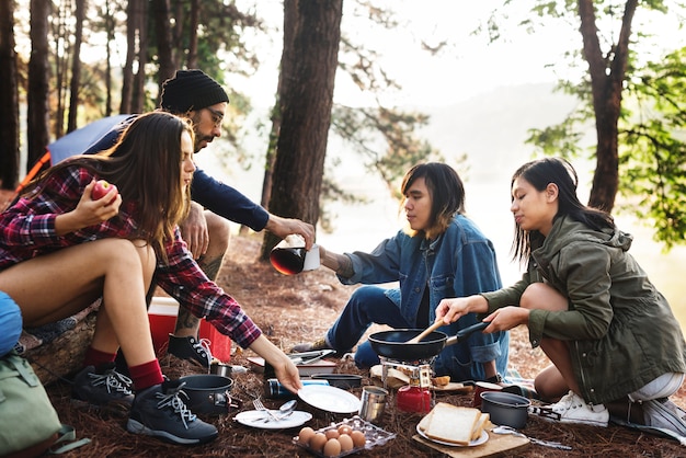 Conceito de acampamento de viagem do destino do lugar frequentado da amizade dos povos