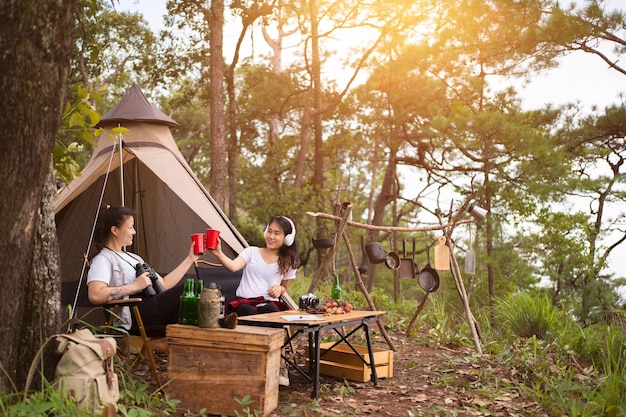 Conceito de acampamento Grupo de diversos amigos curtindo a festa de verão juntos