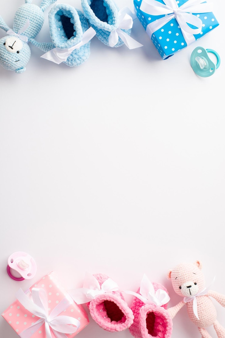 Foto conceito de acessórios para bebês foto vertical de top view de botas de tricô cor-de-rosa e azul, caixas de presente, brinquedos de urso de pelúcia e chupetas em fundo branco isolado com copyspace