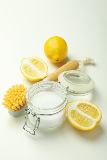 Conceito de ácido de limão de produtos de limpeza domésticos no fundo branco