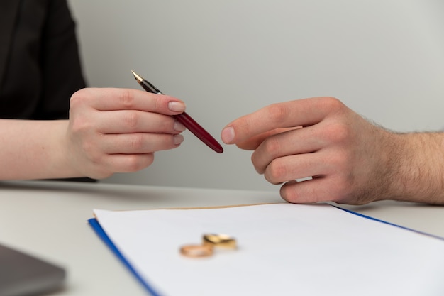 Foto conceito de acordo pré-nupcial. homem e mulher assinando documento notarial juntos.